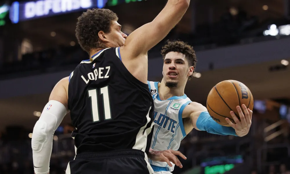 ปาดหน้าไปเลย!  ฮอร์เนตส์ ชนะ บักส์ เพียงแต้มเดียวในศึก NBA