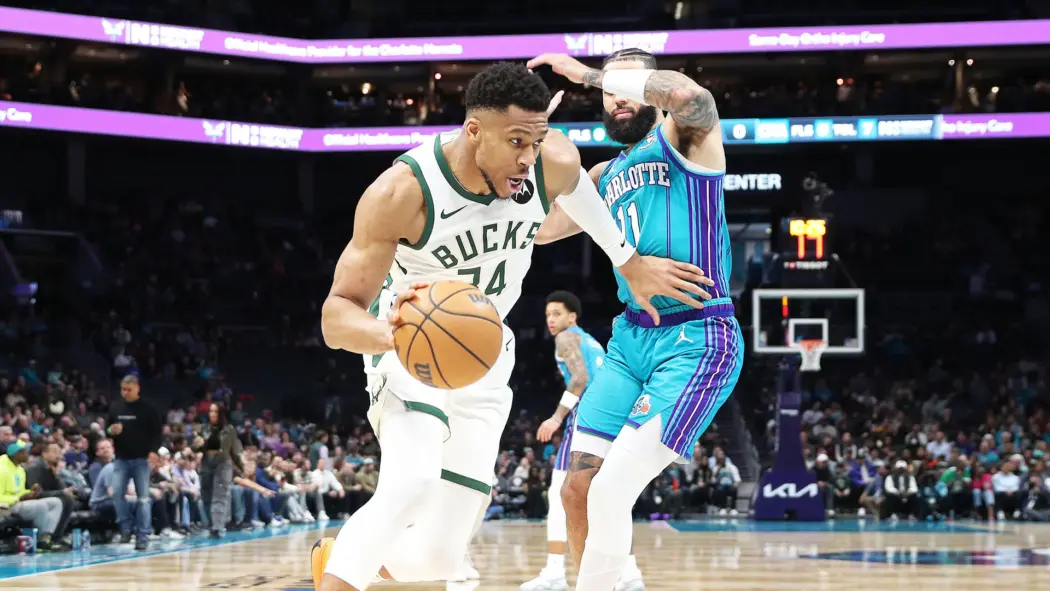 ปาดหน้าไปเลย!  ฮอร์เนตส์ ชนะ บักส์ เพียงแต้มเดียวในศึก NBA