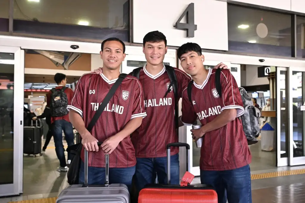 ถึงไทยแล้ว! ทีมชาติไทย ลงซ้อมก่อนลุยเดือด กัมพูชา