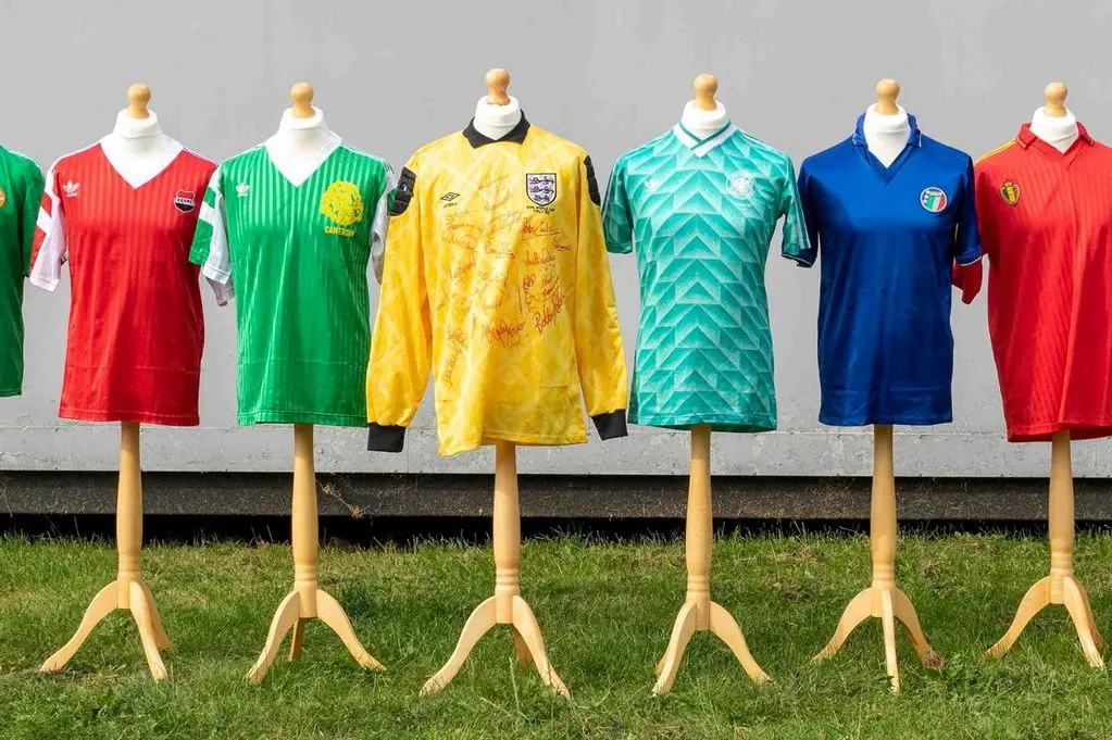เสื้อในตำนานของ “มาร์ค ไรต์” ขายได้กว่า 100,000 ปอนด์